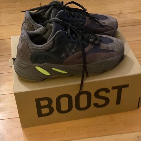 Yeezy Boost 700 - Picture 3 of 7